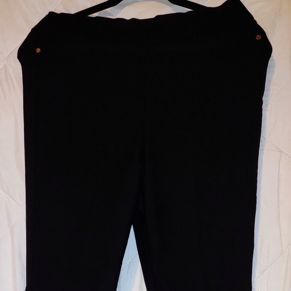 Rafaella Comfort Shorts Womens Adult Size 12 Color Black Knee Length Stretch - Picture 2 of 5
